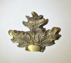 kraftigt massivt bronslöv täckblad