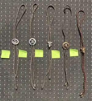 Bolo tie med vildsvinsmotiv