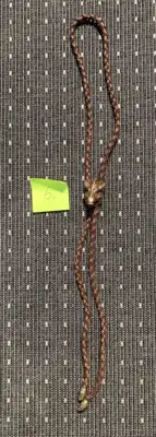 Bolo tie med vildsvinsmotiv