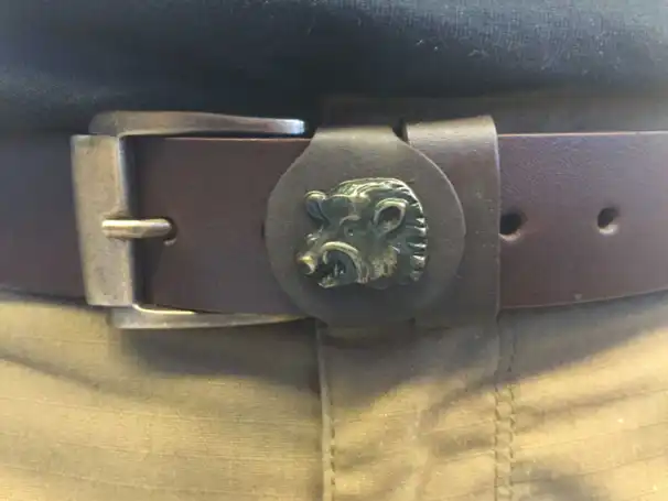 läderbälte med vildsvinsmotiv