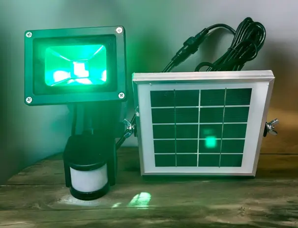 Ljus till foderplatsen inkl. solpanel, batteri och PIR-sensor (Grön)