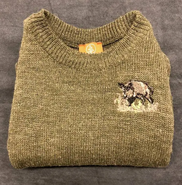 Stickad tröja med vildsvinsmotiv