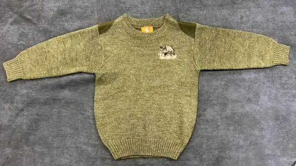 Stickad tröja med vildsvinsmotiv