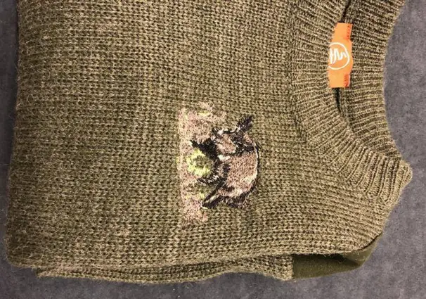 Stickad tröja med vildsvinsmotiv