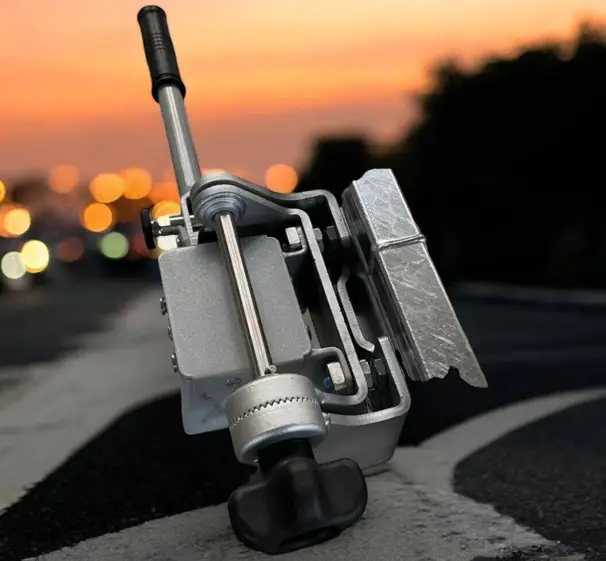 Fällbart beslag till släpvagnskorg - fäll upp