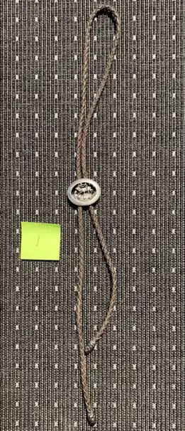 Bolo tie med kronhjortsmotiv