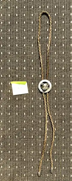 Bolo tie med vildsvinsmotiv