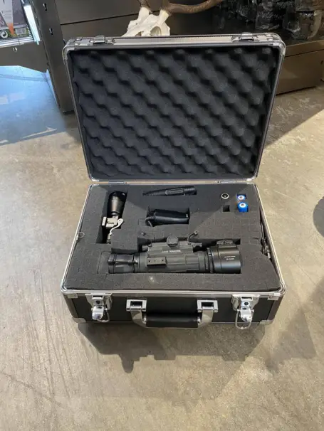 Skyddskoffert i aluminium med skuminlägg