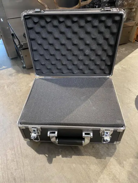 Skyddskoffert i aluminium med skuminlägg