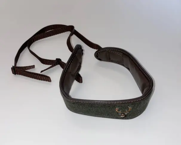 Rem till kikare i loden med kronhjortsmotiv