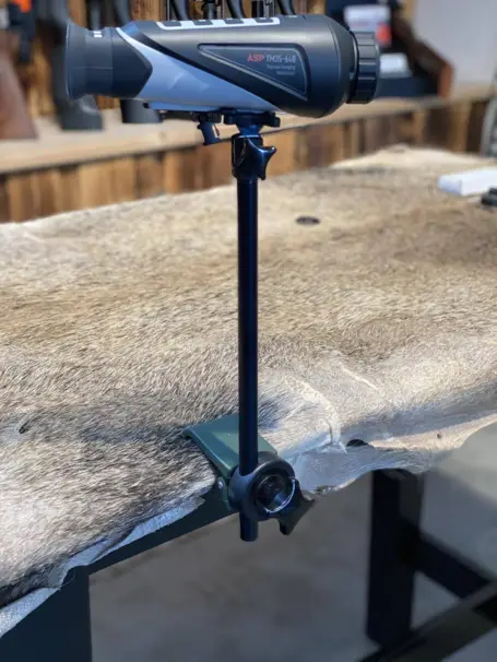 Klämfäste för spotter eller kikare