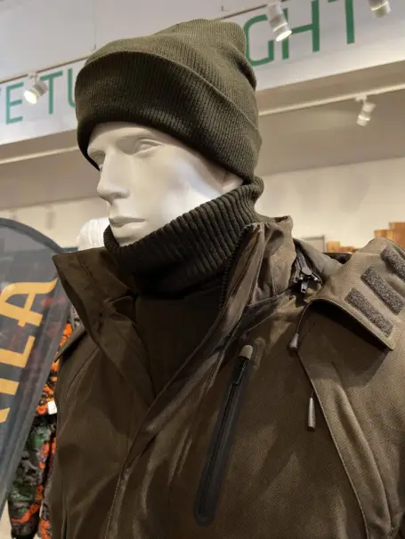 Stickmössa och halsvärmare - set