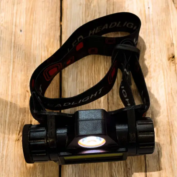 Lätt pannlampa med uppladdningsbart batteri